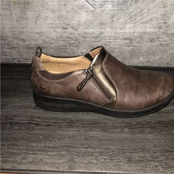 Clarks Unstructured Un Adorn Size 8.5 Side-Zip Slip-Ons Dark Brown W/Bronze Trim - Picture 5 of 11